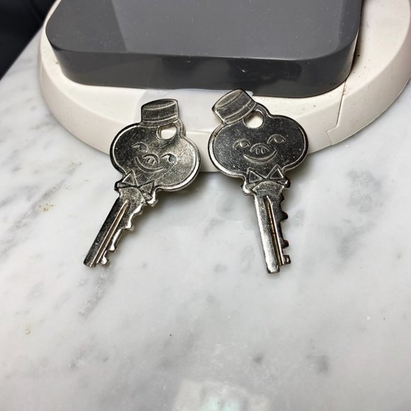 Set of 2 Vintage American Tourister Replacement Keys Luggage Smiling Bellhop - Picture 1 of 2